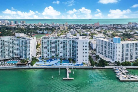 Condo in Miami Beach, Florida, 1 bedroom  № 1860853 - photo 1