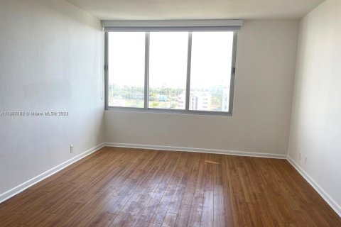 Condo in Miami Beach, Florida, 1 bedroom  № 1860853 - photo 4
