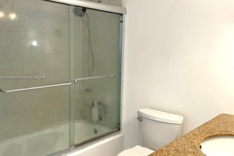 Condo in Miami Beach, Florida, 1 bedroom  № 1860853 - photo 11