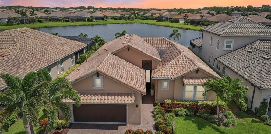House in Bradenton, Florida 3 bedrooms, 240.62 sq.m. № 1876100