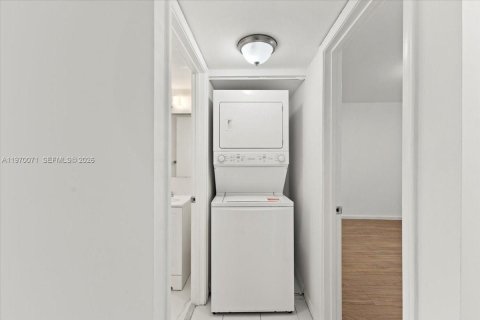 Copropriété à vendre à Pembroke Pines, Floride: 2 chambres, 102.19 m2 № 2030882 - photo 19