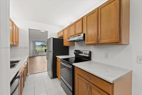 Copropriété à vendre à Pembroke Pines, Floride: 2 chambres, 102.19 m2 № 2030882 - photo 6