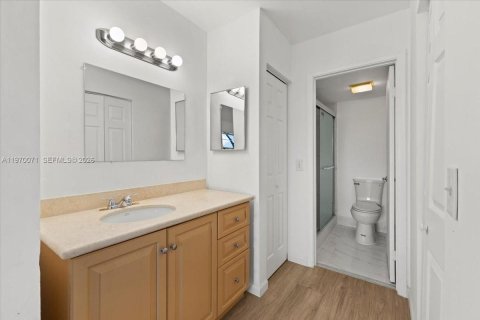 Copropriété à vendre à Pembroke Pines, Floride: 2 chambres, 102.19 m2 № 2030882 - photo 13