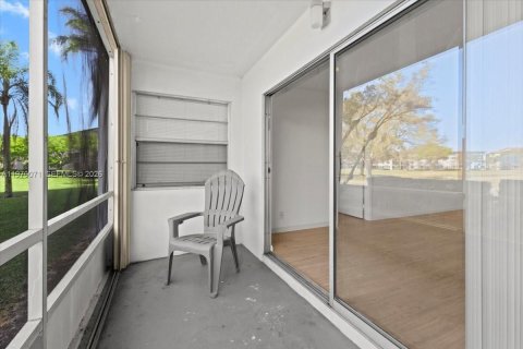 Copropriété à vendre à Pembroke Pines, Floride: 2 chambres, 102.19 m2 № 2030882 - photo 20