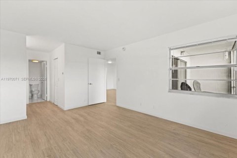 Copropriété à vendre à Pembroke Pines, Floride: 2 chambres, 102.19 m2 № 2030882 - photo 12