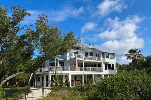 House in Englewood, Florida 3 bedrooms, 353.59 sq.m. № 2197220