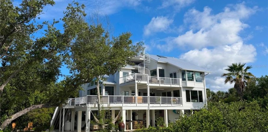 House in Englewood, Florida 3 bedrooms, 353.59 sq.m. № 2197220