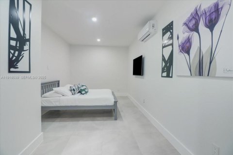 House in Hollywood, Florida 3 bedrooms, 83.43 sq.m. № 1985834 - photo 25