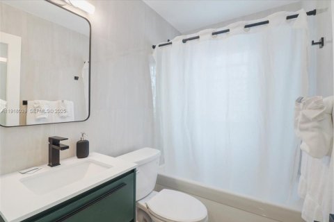 House in Hollywood, Florida 3 bedrooms, 83.43 sq.m. № 1985834 - photo 19