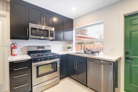 House in Hollywood, Florida 3 bedrooms, 83.43 sq.m. № 1985834 - photo 13