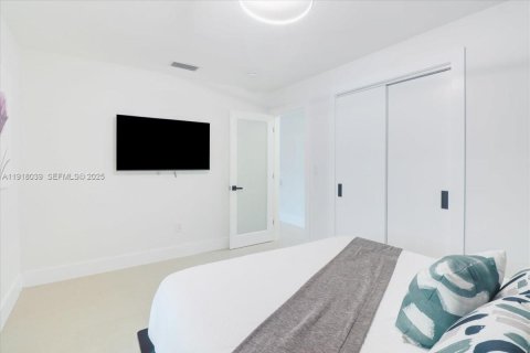 House in Hollywood, Florida 3 bedrooms, 83.43 sq.m. № 1985834 - photo 15