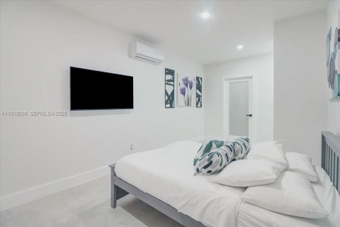 House in Hollywood, Florida 3 bedrooms, 83.43 sq.m. № 1985834 - photo 20