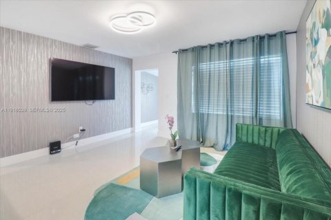 House in Hollywood, Florida 3 bedrooms, 83.43 sq.m. № 1985834 - photo 9