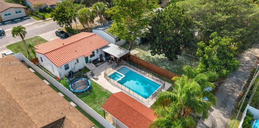 House in Hollywood, Florida 3 bedrooms, 83.43 sq.m. № 1985834