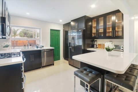 House in Hollywood, Florida 3 bedrooms, 83.43 sq.m. № 1985834 - photo 11