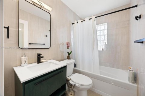 House in Hollywood, Florida 3 bedrooms, 83.43 sq.m. № 1985834 - photo 23