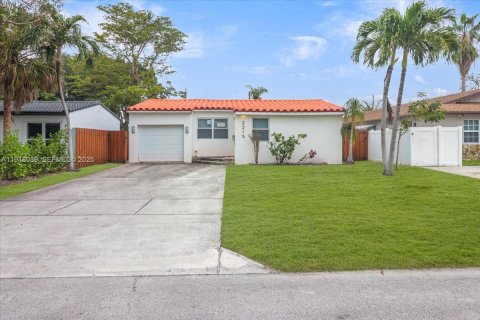 House in Hollywood, Florida 3 bedrooms, 83.43 sq.m. № 1985834 - photo 5