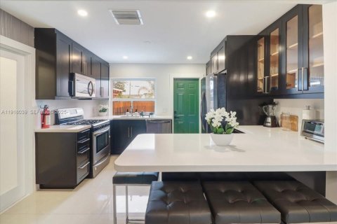 House in Hollywood, Florida 3 bedrooms, 83.43 sq.m. № 1985834 - photo 10