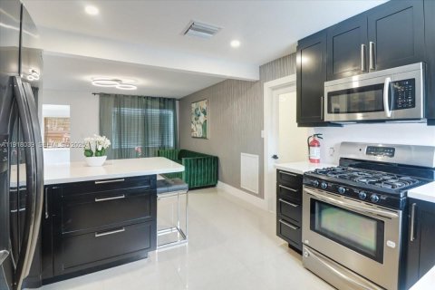 House in Hollywood, Florida 3 bedrooms, 83.43 sq.m. № 1985834 - photo 12