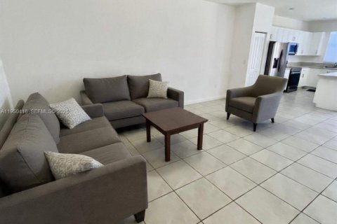 Снять в аренду таунхаус в Хомстед, Флорида 3 спальни, 173.91м2, № 2006131 - фото 2