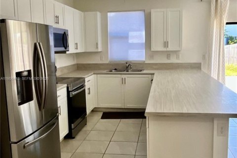 Снять в аренду таунхаус в Хомстед, Флорида 3 спальни, 173.91м2, № 2006131 - фото 3