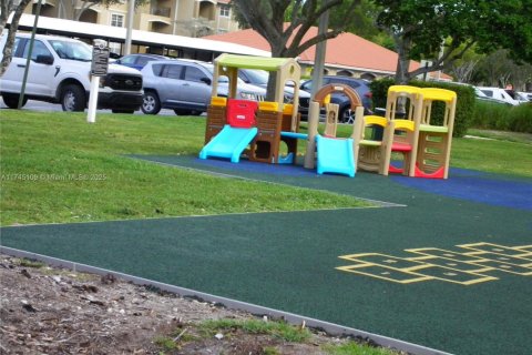 Condo in Pembroke Pines, Florida, 2 bedrooms  № 1980218 - photo 12