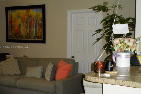 Condo in Pembroke Pines, Florida, 2 bedrooms  № 1980218 - photo 2
