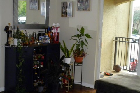 Condo in Pembroke Pines, Florida, 2 bedrooms  № 1980218 - photo 3