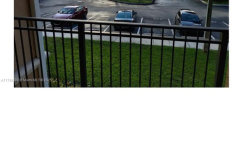 Condo in Pembroke Pines, Florida, 2 bedrooms  № 1980218 - photo 11