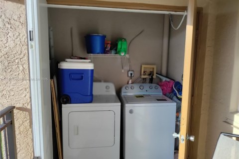 Condo in Pembroke Pines, Florida, 2 bedrooms  № 1980218 - photo 13