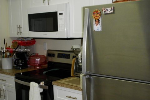 Condo in Pembroke Pines, Florida, 2 bedrooms  № 1980218 - photo 8