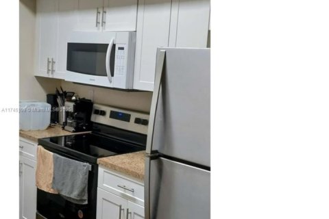 Condo in Pembroke Pines, Florida, 2 bedrooms  № 1980218 - photo 6