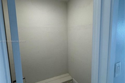 Condo in Miami, Florida, 1 bedroom  № 1977262 - photo 9
