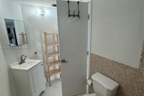 Condo in Miami, Florida, 1 bedroom  № 1977262 - photo 13