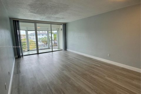 Condo in Miami, Florida, 1 bedroom  № 1977262 - photo 3