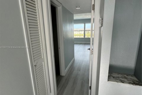 Condo in Miami, Florida, 1 bedroom  № 1977262 - photo 22