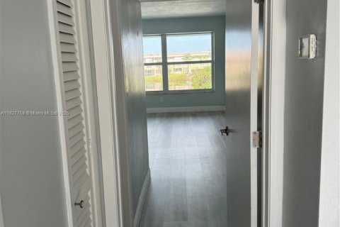 Condo in Miami, Florida, 1 bedroom  № 1977262 - photo 18