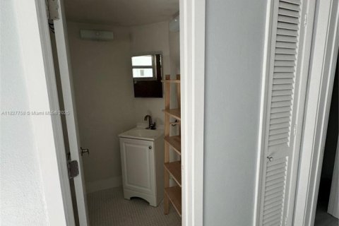 Condo in Miami, Florida, 1 bedroom  № 1977262 - photo 23