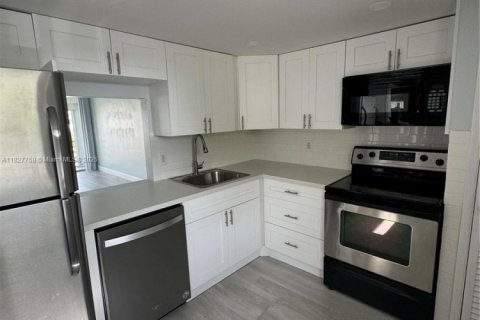 Condo in Miami, Florida, 1 bedroom  № 1977262 - photo 15