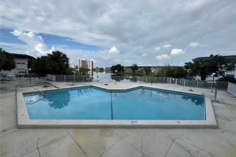 Condo in Miami, Florida, 1 bedroom  № 1977262 - photo 1