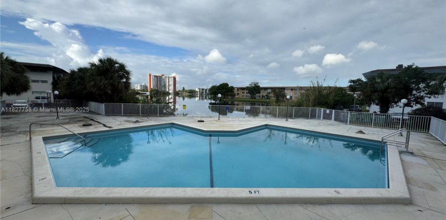 Condo in Miami, Florida, 1 bedroom  № 1977262