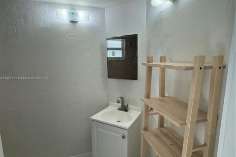 Condo in Miami, Florida, 1 bedroom  № 1977262 - photo 10