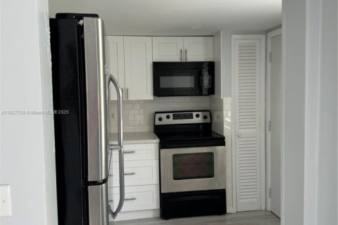 Condo in Miami, Florida, 1 bedroom  № 1977262 - photo 20
