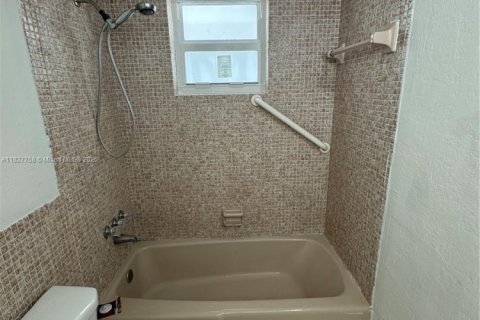 Condo in Miami, Florida, 1 bedroom  № 1977262 - photo 11