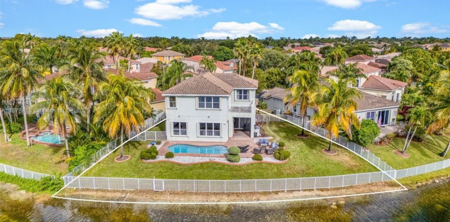 Casa en Miramar, Florida 4 dormitorios, 286.14 m2 № 1980989