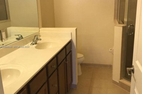 Townhouse in Miami, Florida 4 bedrooms, 158.86 sq.m. № 2031846 - photo 11