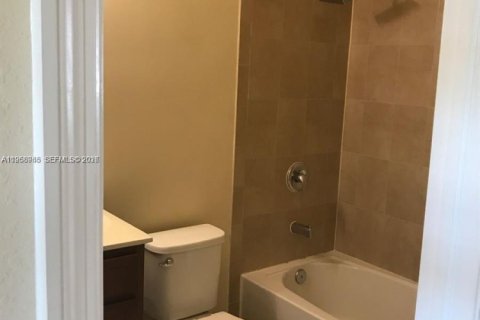 Townhouse in Miami, Florida 4 bedrooms, 158.86 sq.m. № 2031846 - photo 8