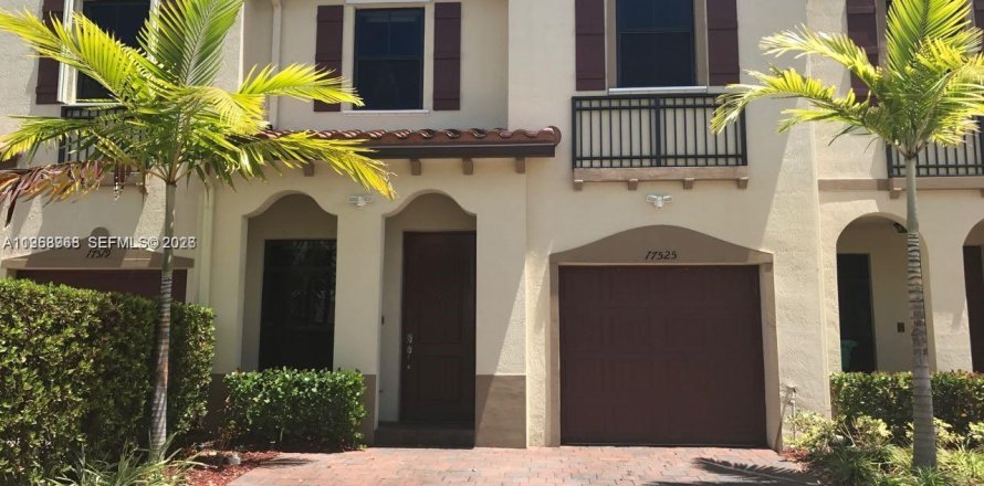 Townhouse in Miami, Florida 4 bedrooms, 158.86 sq.m. № 2031846