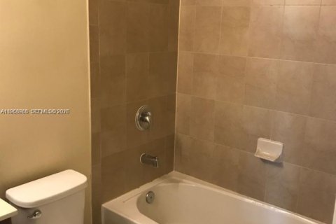 Townhouse in Miami, Florida 4 bedrooms, 158.86 sq.m. № 2031846 - photo 10