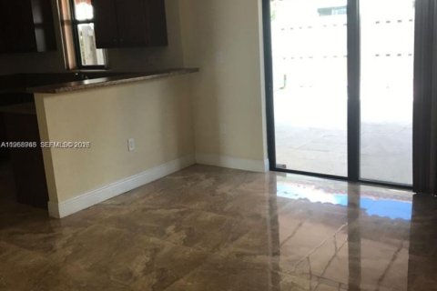 Townhouse in Miami, Florida 4 bedrooms, 158.86 sq.m. № 2031846 - photo 4